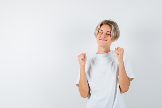 Hübscher Teenager in einem weißen T-Shirt