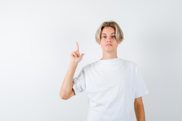 Hübscher Teenager in einem weißen T-Shirt