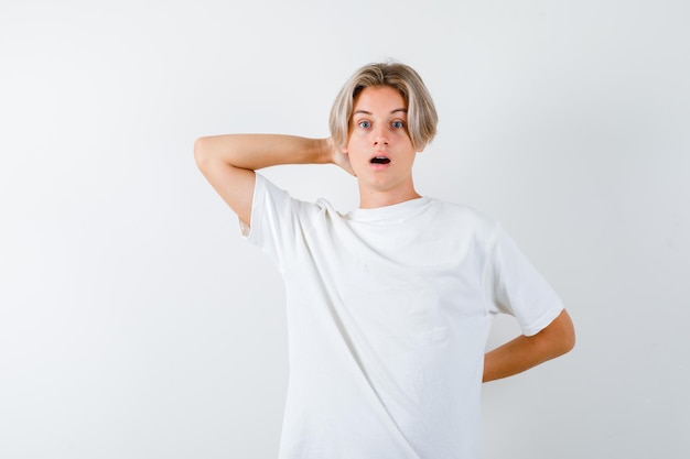 Kostenloses Foto hübscher teenager in einem weißen t-shirt