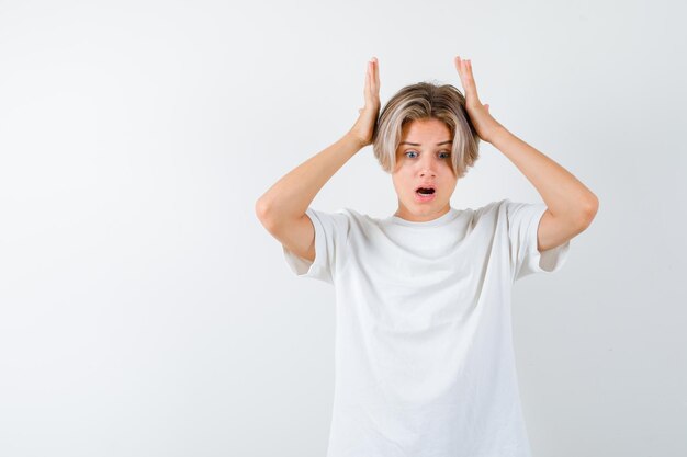 Hübscher Teenager in einem weißen T-Shirt