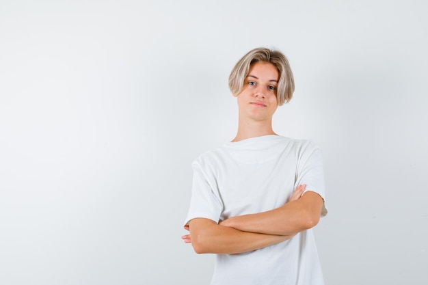 Hübscher Teenager in einem weißen T-Shirt