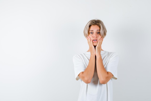 Hübscher Teenager in einem weißen T-Shirt