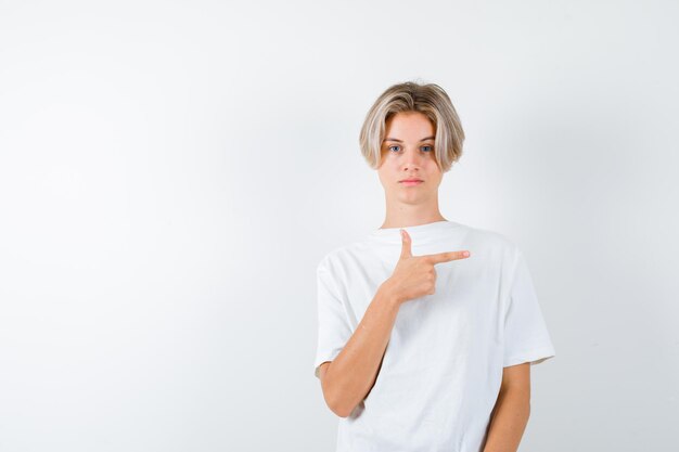 Hübscher Teenager in einem weißen T-Shirt