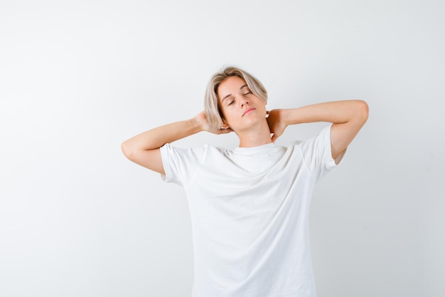 Hübscher Teenager in einem weißen T-Shirt