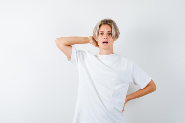 Hübscher Teenager in einem weißen T-Shirt