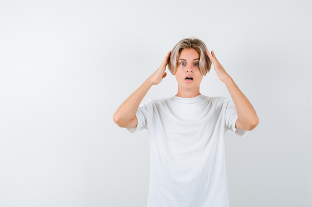 Hübscher Teenager in einem weißen T-Shirt