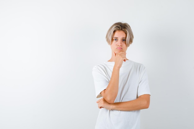 Hübscher Teenager in einem weißen T-Shirt