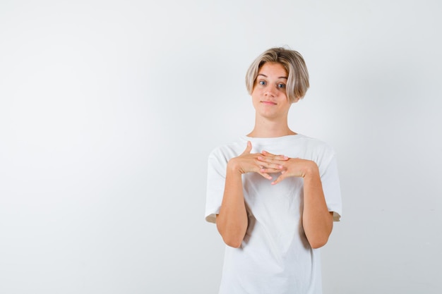 Hübscher Teenager in einem weißen T-Shirt