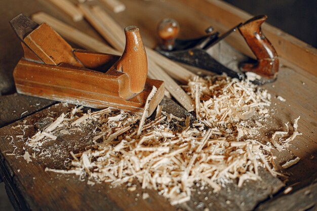 Hübscher Tischler, der mit einem Holz arbeitet