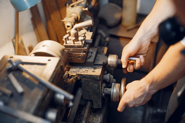 Hübscher Tischler, der mit einem Holz arbeitet