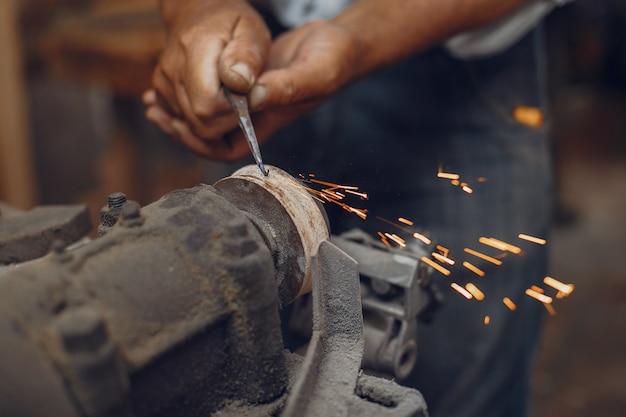 Hübscher Tischler, der mit einem Holz arbeitet