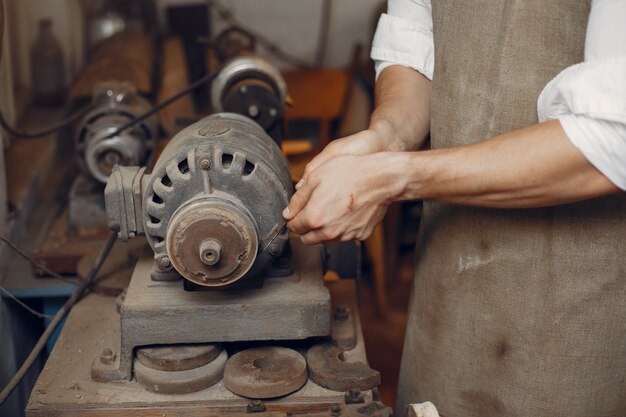 Hübscher Tischler, der mit einem Holz arbeitet