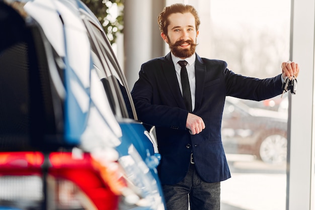 Hübscher und eleganter Mann in einem Autosalon