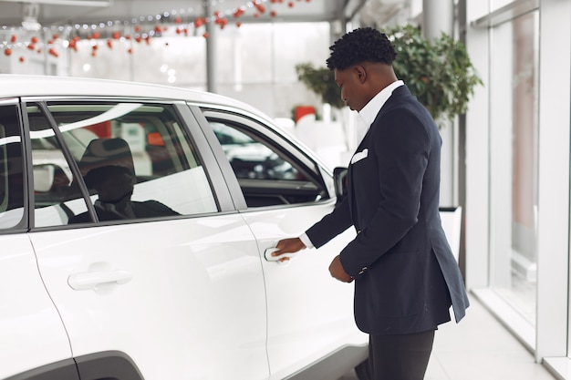 Hübscher und eleganter Mann in einem Autosalon