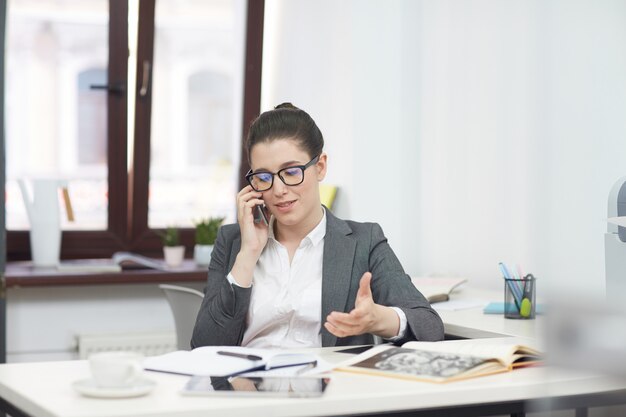 Hübscher Unternehmer Using Smartphone