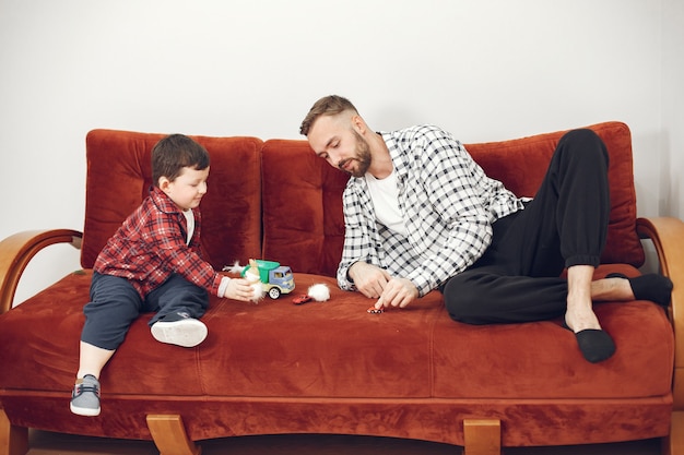 Hübscher Vater mit Kind auf dem Sofa