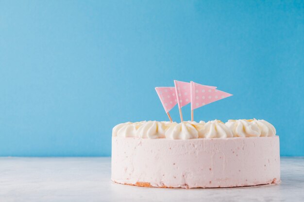 Hübscher weißer Kuchen mit Fahnen