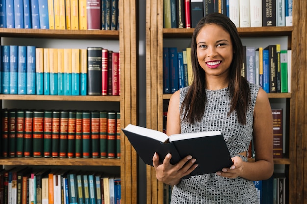 Hübsches frauenlesebuch in der bibliothek