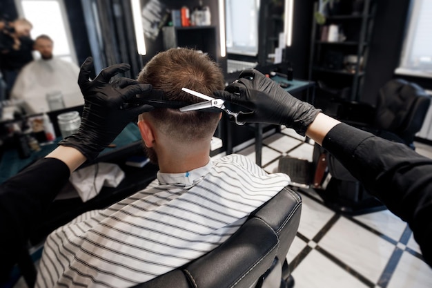 hübsches friseurmädchen, das haare schneidet