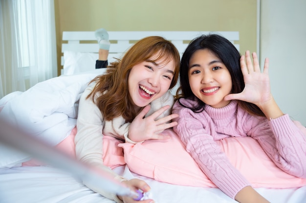 Hübsches Jugendfreunde selfie auf dem Bett zu Hause