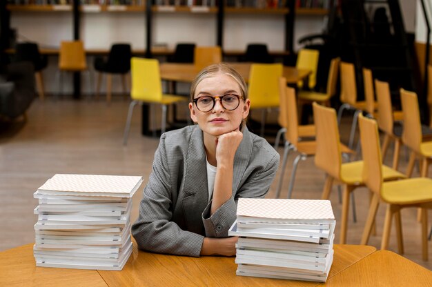 Hübsches junges Mädchen, das an der Bibliothek aufwirft