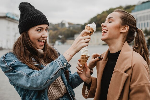 Hübsches junges Mädchen, das Eis zusammen genießt