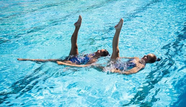 Hübsches junges Mädchen, das zusammen schwimmt