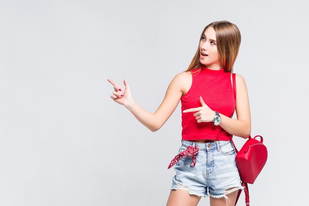 Hübsches Mädchen, das ein rotes T-Shirt trägt und beiseite schaut