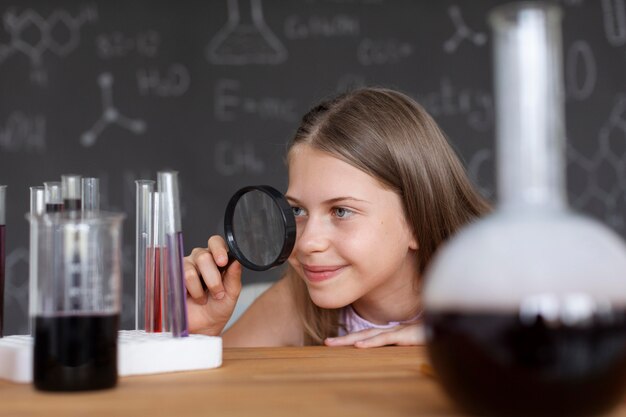 Hübsches Mädchen, das im Unterricht mehr über Chemie lernt