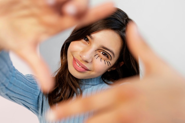 Kostenloses Foto hübsches mädchen mit gesichtsfarbe