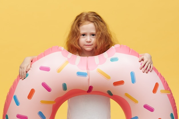 Hübsches Mädchen mit langen Haaren mit aufblasbarem Schwimmkreis