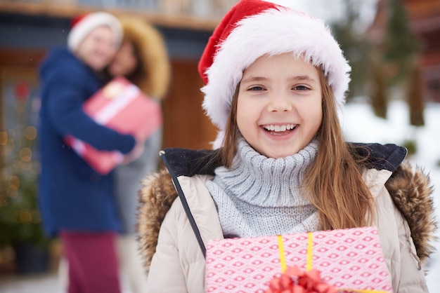 Hübsches Mädchen mit Weihnachtsgeschenk