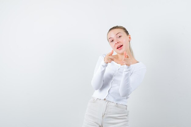 Hübsches Mädchen zeigt ihre Finger auf weißem Hintergrund