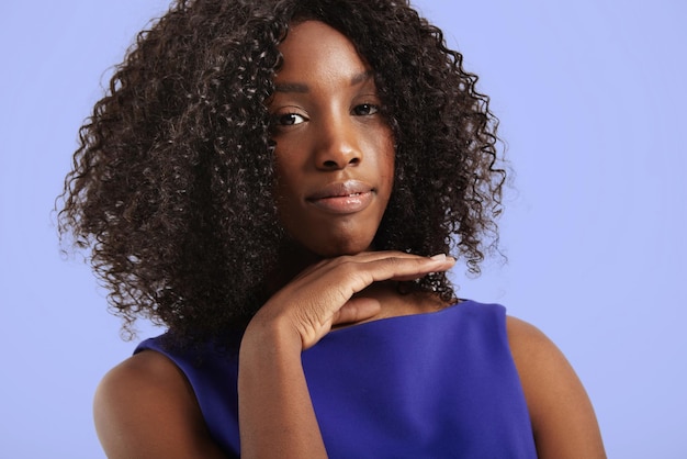 Hübsches Nahaufnahmeporträt einer schwarzen Frau mit lockigem Haar