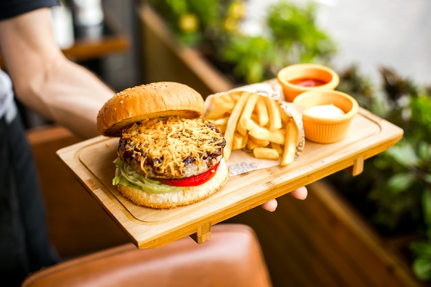 Hühnchen Burger Brötchen Salat Tomaten Meaf Käse Pommes Frites Mayonnaise Ketchup Seitenansicht