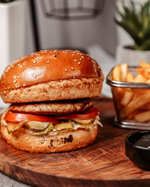 Hühnchen Burger Tomaten Gurke Salat Käse Seitenansicht