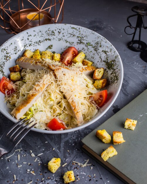 Hühnchen-Caesar-Salat auf dem Tisch