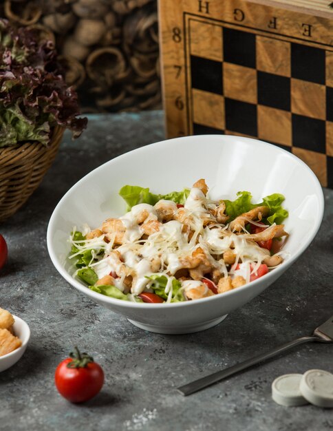 Hühnchen-Caesar-Salat auf dem Tisch