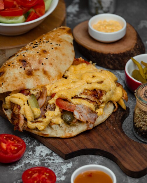 Hühnchen-Döner-Kebab in Brotverpackung mit Gemüse und Sauce