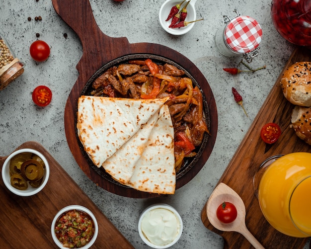 Hühnchen-Fajitos mit Lavash-Draufsicht