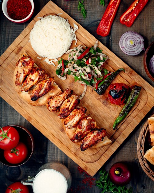 Hühnchen-Kabab mit gegrilltem Paprika und Tomaten, Gemüse und Reis