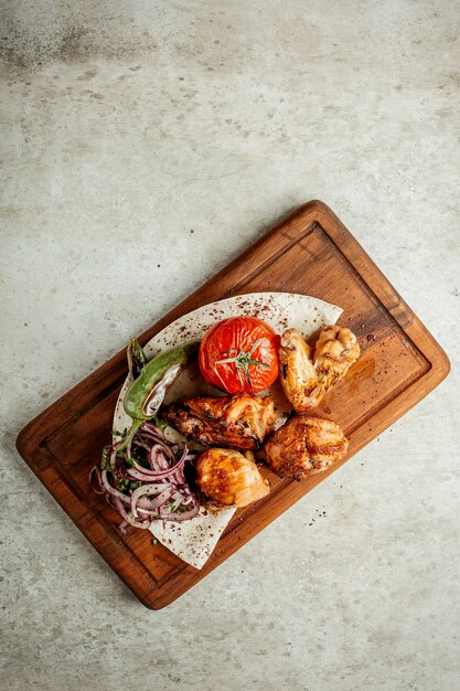 Hühnchen-Kebab mit geschnittenen Zwiebeln