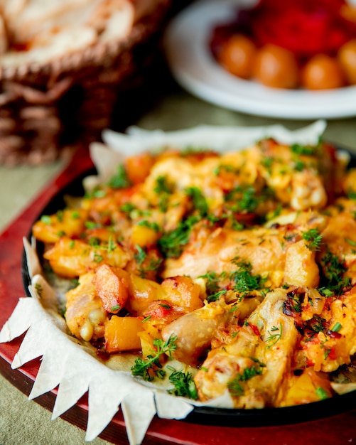 Hühnchen mit Kartoffeln gekocht und mit Gemüse serviert