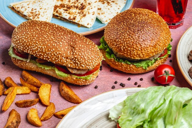 Hühnchen-Sandwiches Hühnchen-Tomaten-Gurken-Salat-Brötchen mit Sesam-Seitenansicht