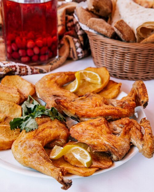 Kostenloses Foto hühnchen-tabak mit zitrone und kräutern.