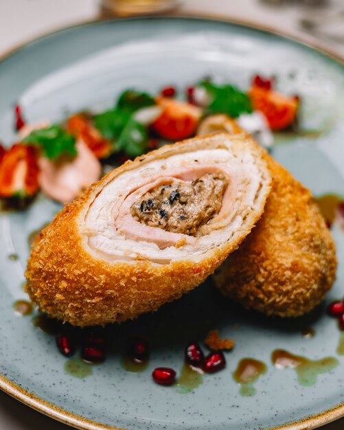 Hühnerbrötchen in Crackern mit Pilzcreme Zwiebel in der Seitenansicht gebraten