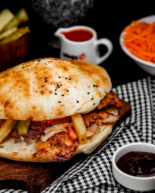 Hühnerdöner im brot mit pommes frites