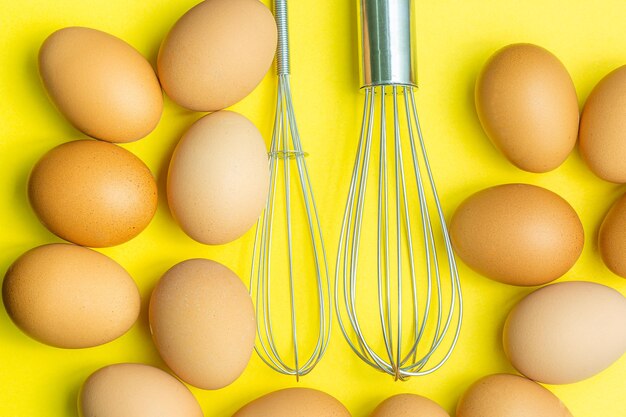 Hühnereier braune eier gebrochenes ei im karton auf gelbem hintergrund draufsicht natürliche eier in ca