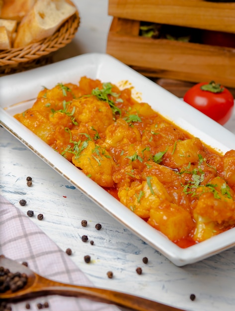 Kostenloses Foto hühnereintopfmahlzeit in der tomaten- und zwiebelsoße