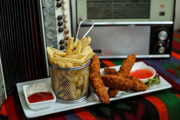 Hühnerfinger mit Pommes Frites Ketchup Mayonnaise süße Chilisauce Seite viewjpg